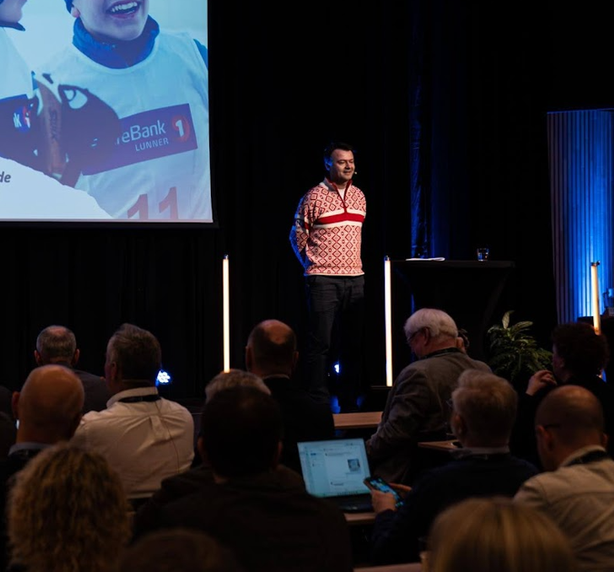 Sturla Frøyland på scenen under eIDAS-konferansen i Sogndal 2026